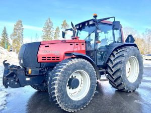 Valtra 8450 ETUNOSTOLAITTEELLA
