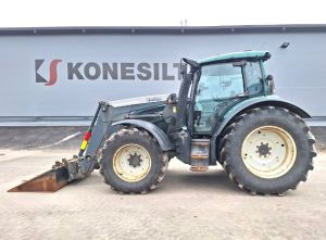 Valtra N174 VERSU ETUKUORMAAJALLA