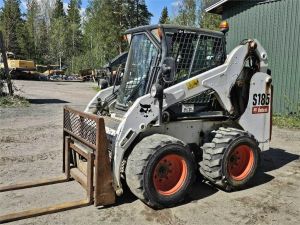Bobcat S185, trukkipiikit, lumikauha, maakauha