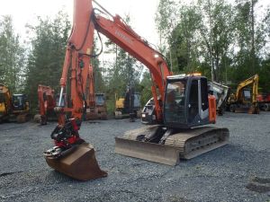 Hitachi ZX 135 US-3 pihtitiltillä