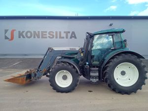 Valtra N174 VERSU ETUKUORMAAJALLA
