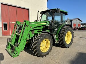 John Deere 5100M ETUKUORMAAJALLA