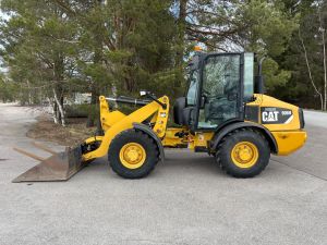 CATERPILLAR 906H + PIKALIITIN + LISÄHYDRAULIIKKA + KAUHA JA PIIKIT