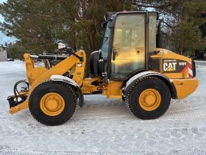 CATERPILLAR 906H + PIKALIITIN + LISÄHYDRAULIIKKA + KAUHA JA PIIKIT