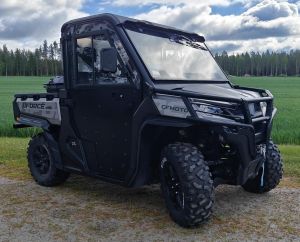 CFMoto UForce 1000 EFI EPS T1b -traktorimönkijä lämpöhytillä hyvin varustein