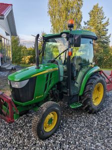 JOHN DEERE 3045R, Tractors