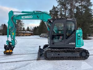 KOBELCO SK75SR-7 + RAUTATELAT KUMIBLOKEIN + RASVARI + LÄMMITIN + PIHDILLINEN EC209