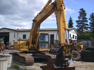 KOMATSU MYYDÄÄN OSINA 210-6, Запчасти и материа