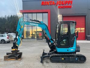 AIRMAN AX 38 U / Engcon, 2 kauhaa, Rasvari, Minigrävare < 7t