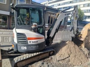 Bobcat E 26 / Engcon, 2 kauhaa, Kärry, Rasvari