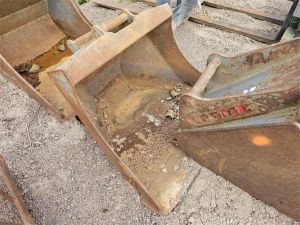 POME Luiskakauha S40, Buckets / tiltrotators / clamps