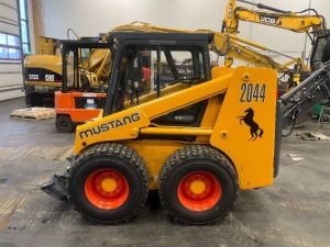 Mustang 2044 / Uudet renkaat, 2 Kauhaa, Lumilevy