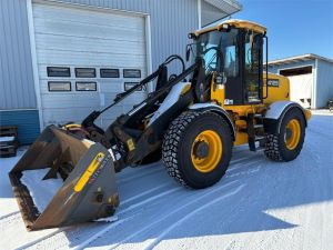 JCB 412 S Agri + Snowek N320