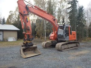 Hitachi ZX 225 USR LC pyörittäjällä