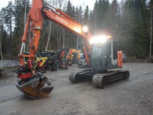 Hitachi ZX 135 US-3 pyörittäjällä