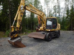 Komatsu PW 130ES-6K pyörittäjällä