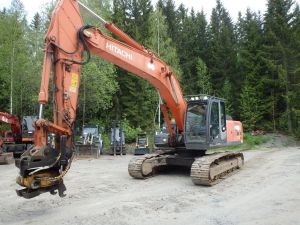 Hitachi ZX 250 LC-3 pyörittäjällä