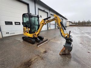 CAT 301.8 Minikaivuri kolmella kauhalla.