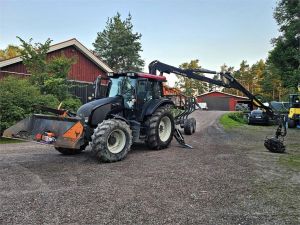 Valtra N82, kuormain, hakkuri, metsäperävaunu