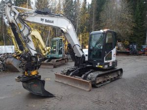 Bobcat E 85 Engcon pihdeillä