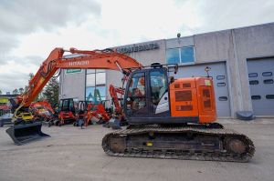 HITACHI ZX225USLC-5B MARTTIINILLA, Crawler excavators