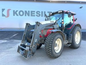 Valtra N101 ETUKUORMAAJALLA