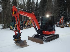 Kubota U 56-5 pyörittäjällä