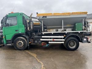 Volvo FM Tienhoito / imu / lakaisuauto