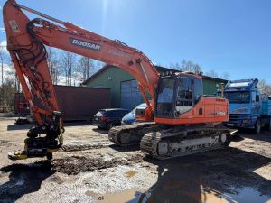 Doosan DX 225 LC 3D laitteilla ja irtopyörittäjällä