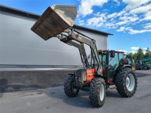 Valmet 900 ETUKUORMAAJALLA
