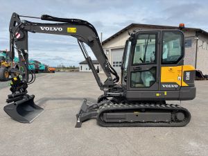 VOLVO EC60E + KUMITELAT + ILMASTOINTI + PROBO STEELWRIST X06 PIHDILLÄ + KOLME KAUHAA