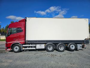 VOLVO FH16 650 8X4X4 + LAURELL KETJUPURKU JA SIVUAUKEAVA KORI + VETOVARUSTUS, 4-axlig