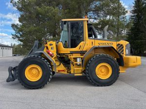 VOLVO L120F + PIKALIITIN + KAHDET LISÄHYDRAULIIKAT + BSS + EBERI + LOADMASTER VAAKA 