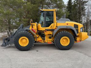 VOLVO L120H + PITKÄAISA + PIKALIITIN + KAHDET LISÄHYDRAULIIKAT + CDC + LISÄVASTAPAINO