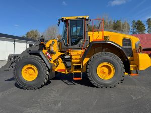 VOLVO L180K + PIKALIITIN + KAHDET LISÄHYDRAULIIKAT + CDC-VIPUOHJAUS + LISÄVASTAPAINO