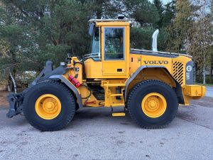 VOLVO L60E + PIKALIITIN + KAHDET LISÄHYDRAULIIKAT + BSS + EBERI + LAMELLIRENKAAT