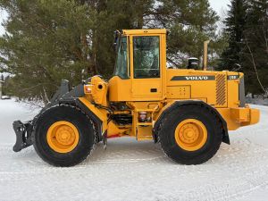 VOLVO L70D + PIKALIITIN + LISÄHYDRAULIIKKA + RASVARI + LAMELLIRENKAAT