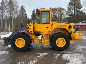 VOLVO L90E + PIKALIITIN + KAHDET LISÄHYDRAULIIKAT + BSS + RASVARI + LISÄVASTAPAINO