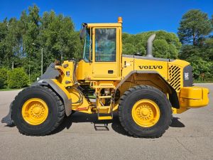 VOLVO L90E + PIKALIITIN + KAHDET LISÄHYDRAULIIKAT + BSS + RASVARI + VAAKA