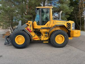 VOLVO L90F + PIKALIITIN + LISÄHYDRAULIIKKA + BSS + RASVARI + 80% RENKAAT 