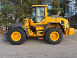 VOLVO L90H + PIKALIITIN + KAHDET LISÄHYDRAULIIKAT + BSS + 100% MILLISARJAN RENKAAT