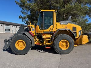 VOLVO L90H + PIKALIITIN + LISÄHYDRAULIIKKA + BSS + CDC + LISÄVASTAPAINO + 100% RENKAAT, Hjullastare