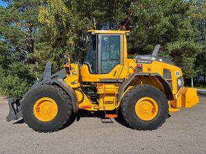 VOLVO L90H + PIKALIITIN + LISÄHYDRAULIIKKA + BSS + CDC + LISÄVASTAPAINO + VAAKA