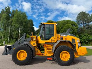 VOLVO L90H + PIKALIITIN + LISÄHYDRAULIIKKA + BSS + CDC + LISÄVASTAPAINO + VAAKA