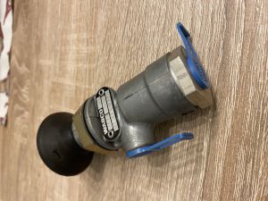 Wabco paineilmajarrujen käsijarru-/seisontajarruventtiili. 	•	Valmistaja: WABCO käsijarruventtiili (parkin